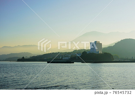 JR豊後豊岡駅付近の海岸から夕方の別府湾 76545732