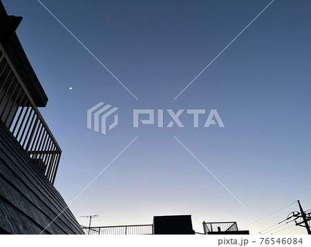 暗くなり始めた西の暮れ空。日常の風景。 暗くなり始めた西の暮れ空。日常の風景。 76546084