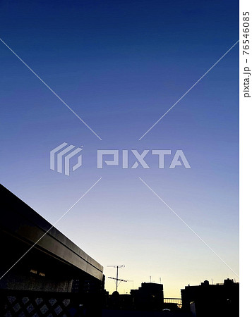 暗くなり始めた西の暮れ空。日常の風景。 暗くなり始めた西の暮れ空。日常の風景。 76546085