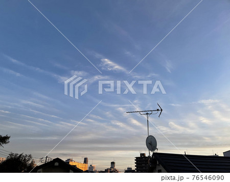 早朝の薄くもり空と住宅地の街並み 76546090