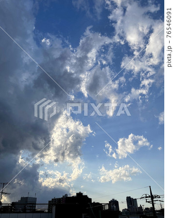 早朝の薄くもり空と住宅地の街並み 76546091