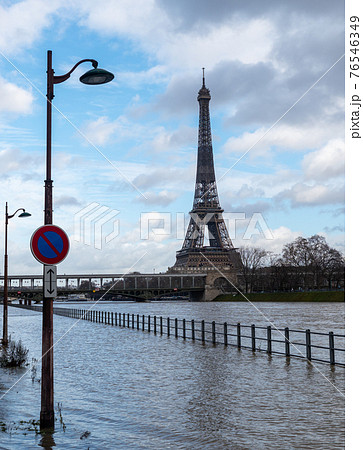 Flood of the Seine river in Paris near Pont de Bir-Hakeim and Eiffel tower 76546349