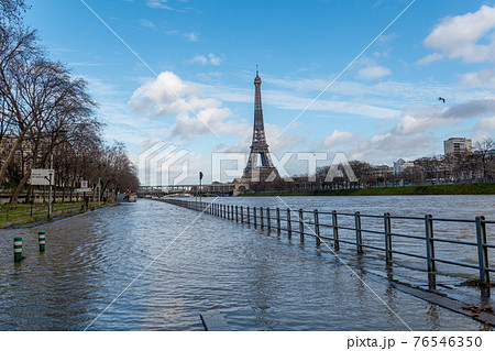 Flood of the Seine river in Paris near Pont de Bir-Hakeim and Eiffel tower 76546350
