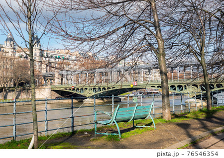 Empty bench in ile aux Cygnes in winter- Paris 76546354