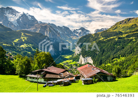 View of the Lauterbrunnen valley in Swiss Alps 76546393