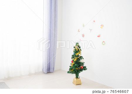 クリスマスの飾り付けをする子どもたち クリスマスの飾り付けをする子どもたち 76546607