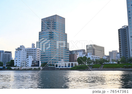 夕方の隅田川と豊海橋 76547361