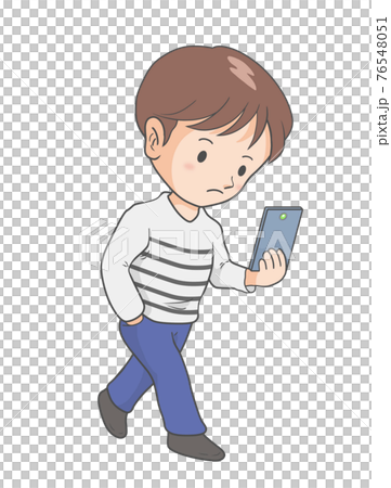 歩きスマホをする男性 76548051