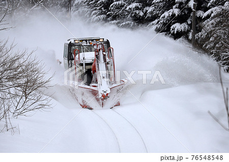 冬の線路を除雪するモータカー 76548548