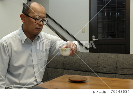 自宅でくつろぐ中年男性 76548654