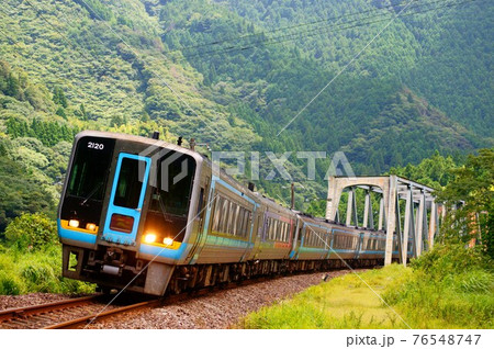 穴内川橋りょうを渡る2000系+N2000系・特急南風 76548747