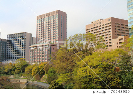 東京都文京区本郷にある順天堂大学と外堀 東京都文京区本郷にある順天堂大学と外堀 76548939