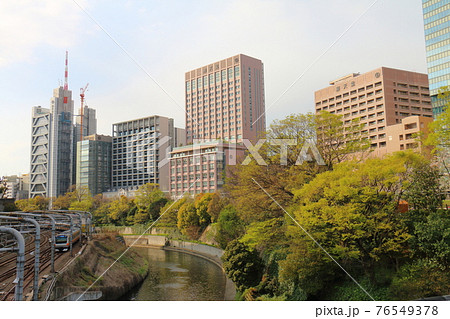 東京都文京区本郷にある順天堂大学と外堀と中央線 東京都文京区本郷にある順天堂大学と外堀と中央線 76549378