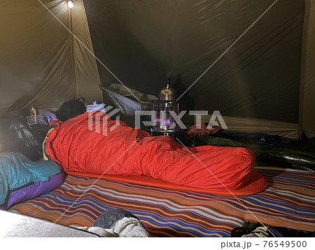 テント内で赤いシュラフで寝る人 テント内で赤いシュラフで寝る人 76549500
