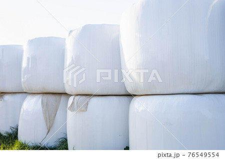 積み重なったロールベールラップサイロ 76549554