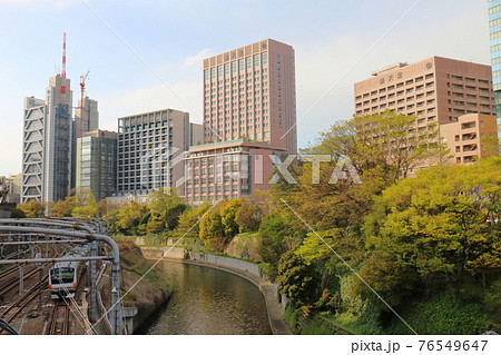 東京都文京区本郷にある順天堂大学と外堀と中央線電車 東京都文京区本郷にある順天堂大学と外堀と中央線電車 76549647
