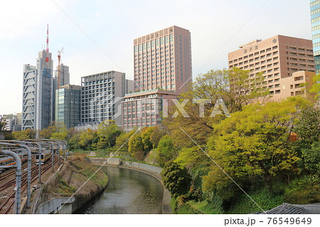 東京都文京区本郷にある順天堂大学と外堀と中央線電車 東京都文京区本郷にある順天堂大学と外堀と中央線電車 76549649