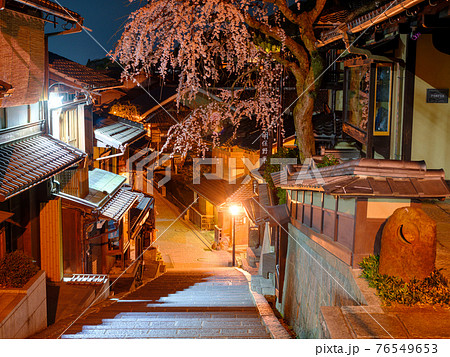 京都・産寧坂のしだれ桜・夜 76549653