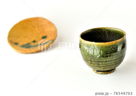 織部焼の汲み出し湯呑と黄瀬戸の菓子皿 76549703