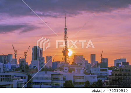 東京タワーと朝陽が重なる瞬間 76550919