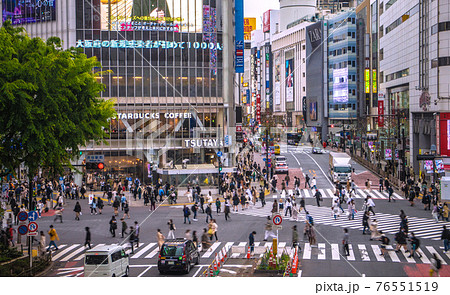 日本の東京都市景観　大阪府の新規感染者が初めて1000人を超…。東京・渋谷には多くの人出＝4月13日 76551519