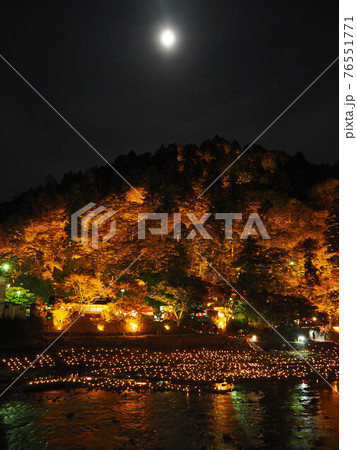 香嵐渓の紅葉ライトアップの夜景とキャンドルライト 76551771