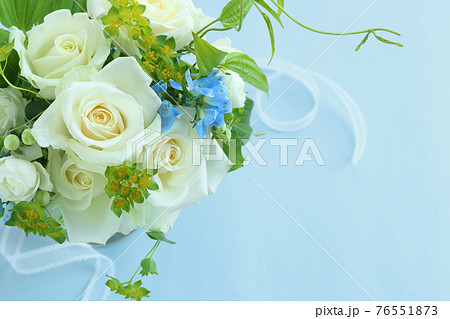 白バラのフラワーアレンジ 白バラのフラワーアレンジ 76551873
