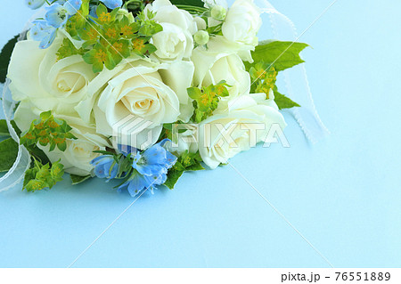 白バラのフラワーアレンジ 白バラのフラワーアレンジ 76551889