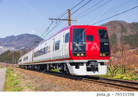 長野電鉄2100系スノーモンキー(元JR東日本成田エクスプレス)E2編成・上条駅付近 76553596