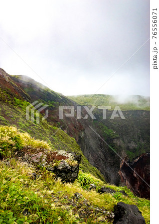 東京都大島町の伊豆大島にある火山三原山お鉢周りで見た雲や霧に覆われた噴火口 東京都大島町の伊豆大島にある火山三原山お鉢周りで見た雲や霧に覆われた噴火口 76556071