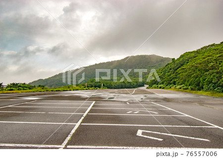 東京都大島町の伊豆大島にある三原山山頂口の風景 東京都大島町の伊豆大島にある三原山山頂口の風景 76557006