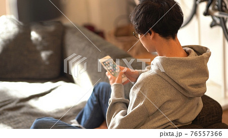 ソファで蘇まほを見る男性 76557366