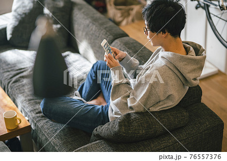 ソファで蘇まほを見る男性 76557376