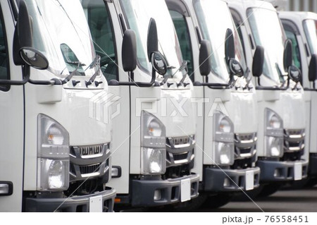 駐車するトラック　物流イメージ 76558451