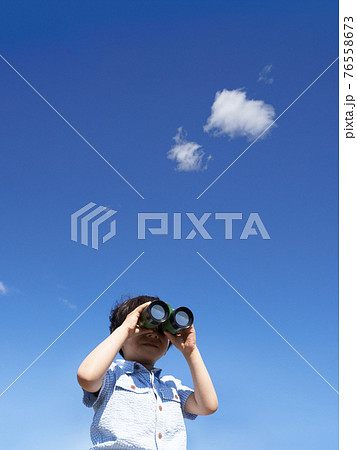 青空のもとで双眼鏡をのぞく少年 青空のもとで双眼鏡をのぞく少年 76558673