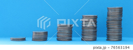 On table there are pyramids from moment in ascending orde 76563194