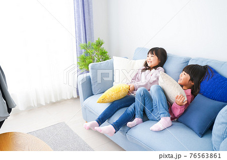 楽しく遊ぶ小さな女の子たち 楽しく遊ぶ小さな女の子たち 76563861