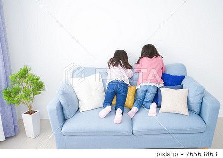 楽しく遊ぶ小さな女の子たち 76563863
