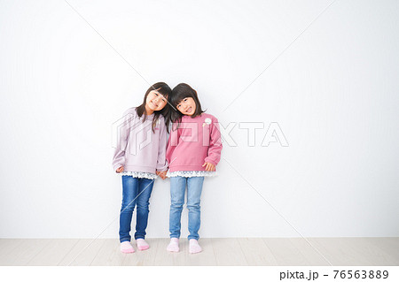 楽しく遊ぶ小さな女の子たち 楽しく遊ぶ小さな女の子たち 76563889