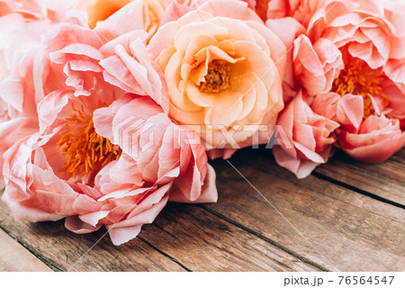 Bunch of pink peonies and roses 76564547