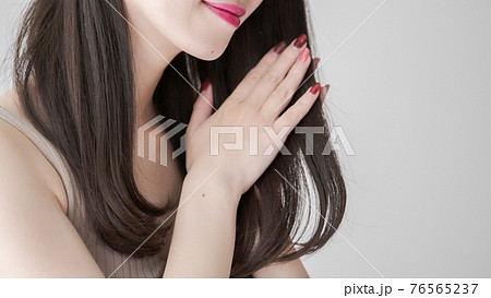 ヘアケアをする女性 ヘアケアをする女性 76565237