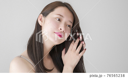 ヘアケアをする女性 ヘアケアをする女性 76565238