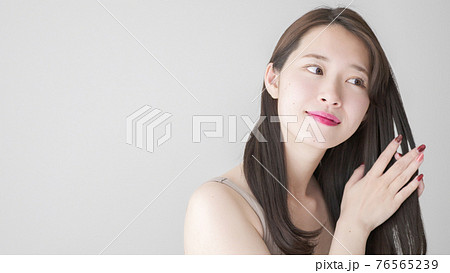 ヘアケアをする女性 ヘアケアをする女性 76565239