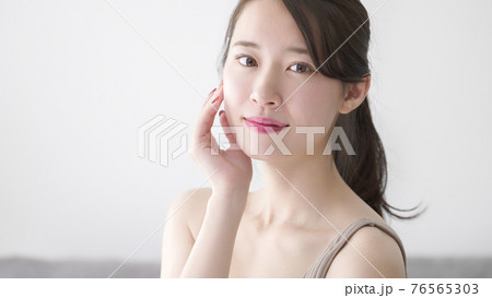 美容・ビューティー 頬を触る女性 美容・ビューティー 頬を触る女性 76565303