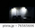 夜のカフェに訪れる 76565606
