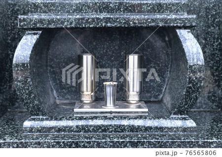 お墓の墓石　線香立てとローソク立て 76565806