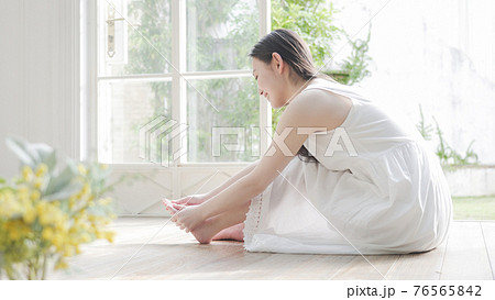 若い女性　フットケア 76565842