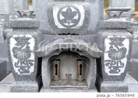 お墓の墓石　線香立てとローソク立て 76565949