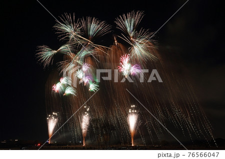 夜空に輝く花火(長野えびす講煙火大会 長野県) 夜空に輝く花火(長野えびす講煙火大会 長野県) 76566047