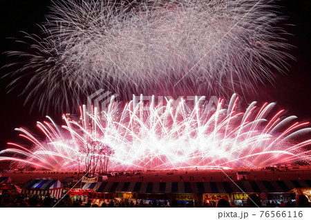 大迫力の超巨大スターマイン花火(えびす講煙火大会 長野県) 大迫力の超巨大スターマイン花火(えびす講煙火大会 長野県) 76566116